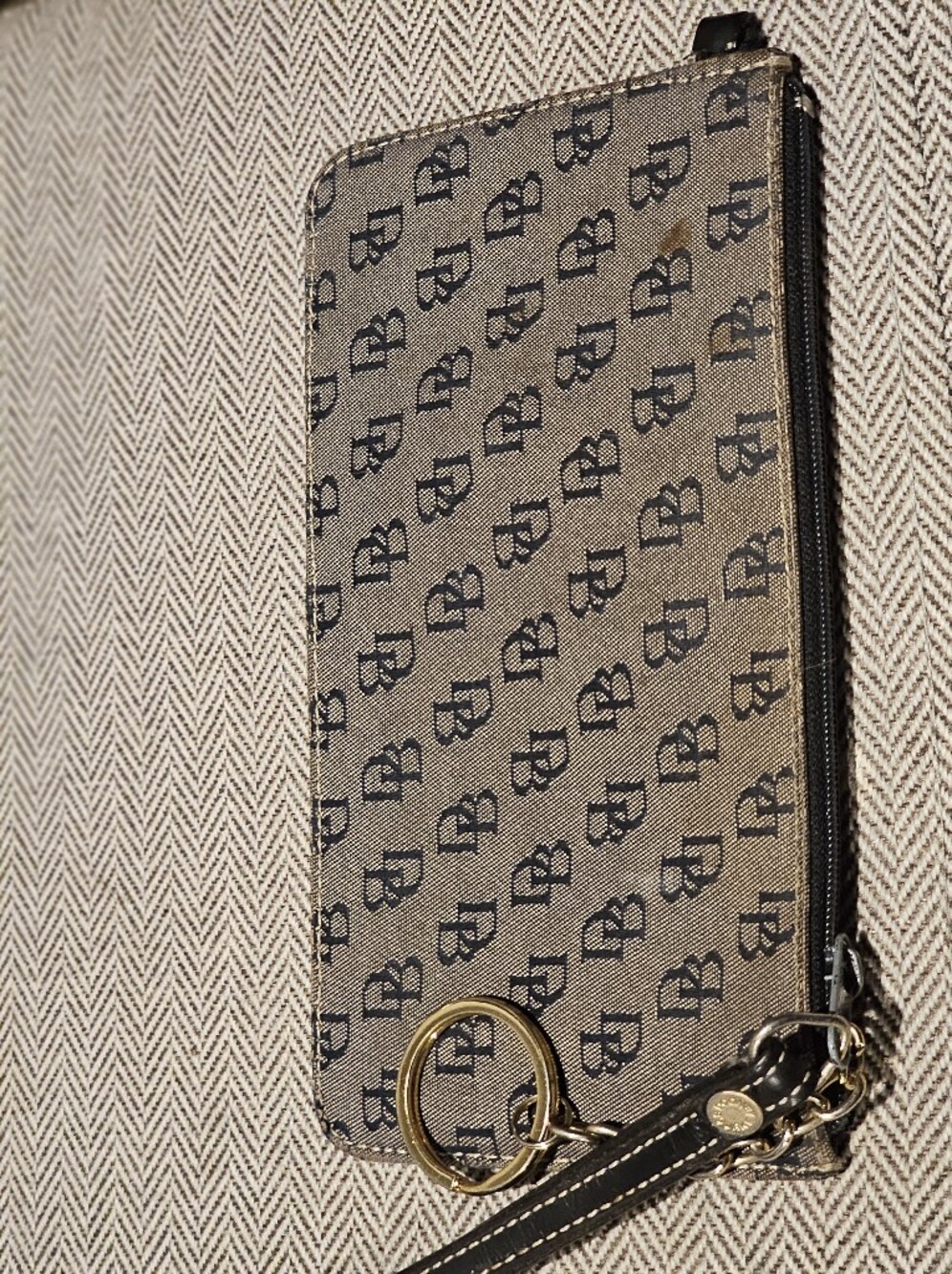 Dooney & Bourke DB monogram canvas wristlet pouch in Gray and Black - Picture 2 of 3
